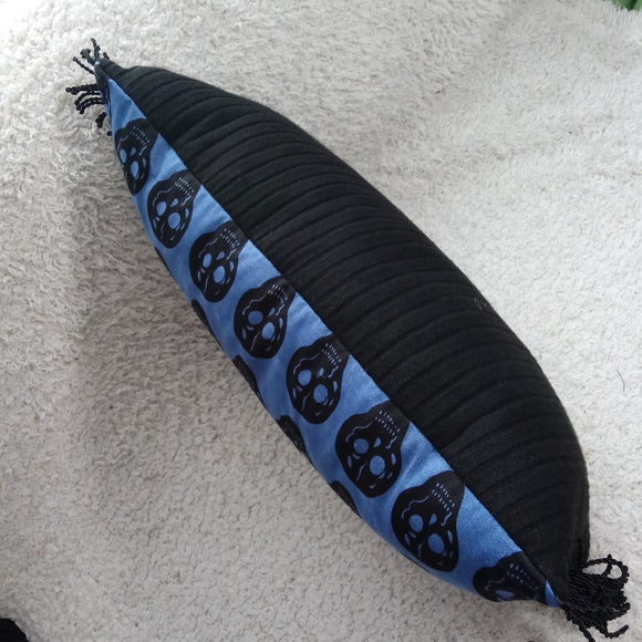 NwoT 17" Skulls Reversible Throw Pillow Cushion - Picture 8 of 8